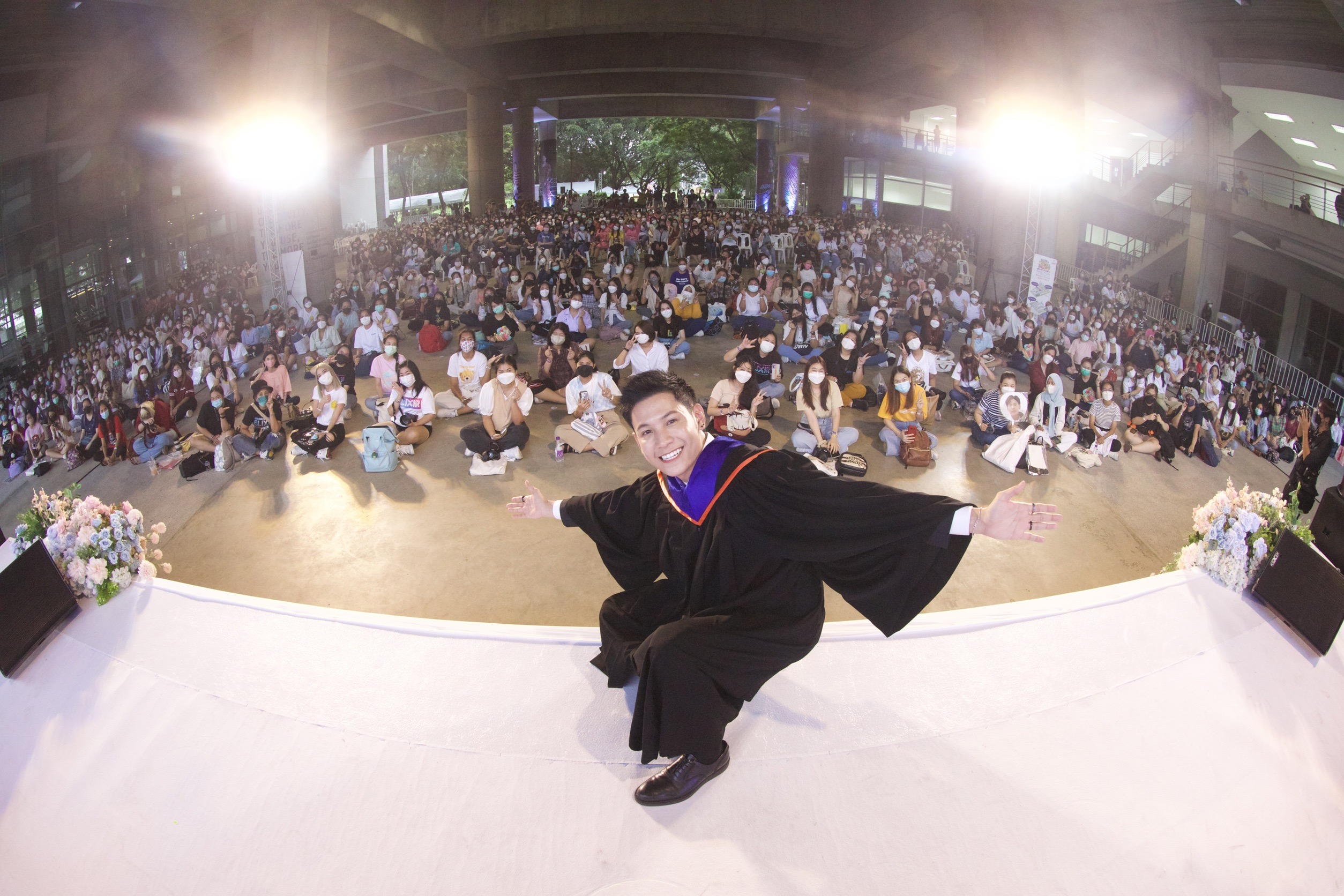  “สิงโต ปราชญา” ซ้อมใหญ่รับปริญญา ม.กรุงเทพ แฟนคลับร่วมยินดี
