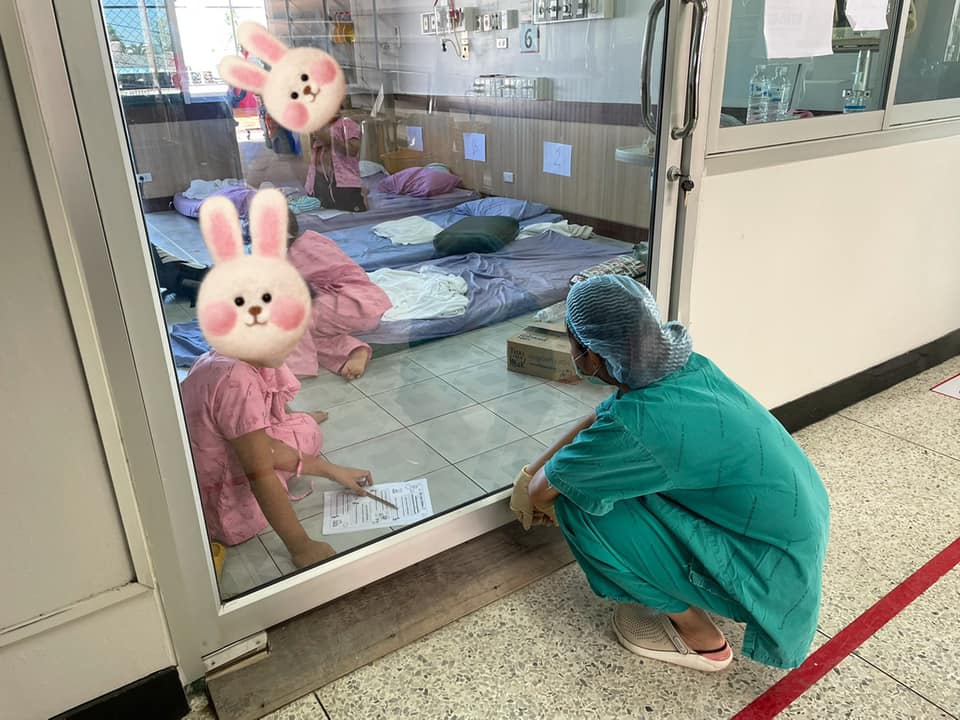 หมอ-พยาบาลรับบทคุณครูเปิด “รร.โควิดวิทยา” สอนเด็กๆติดเชื้อ หมอ-พยาบาลรับบทคุณครูเปิด “รร.โควิดวิทยา” สอนเด็กๆติดเชื้อ