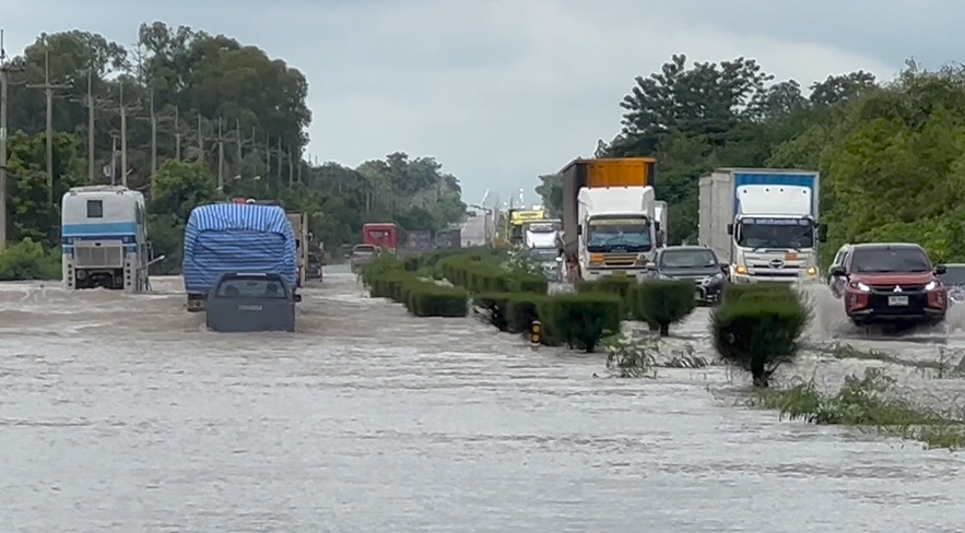 ถ.มิตรภาพ จมน้ำ! หลังเจอฝนตกหนัก รถทัวร์-รถบรรทุก เสียหายหลายคัน 