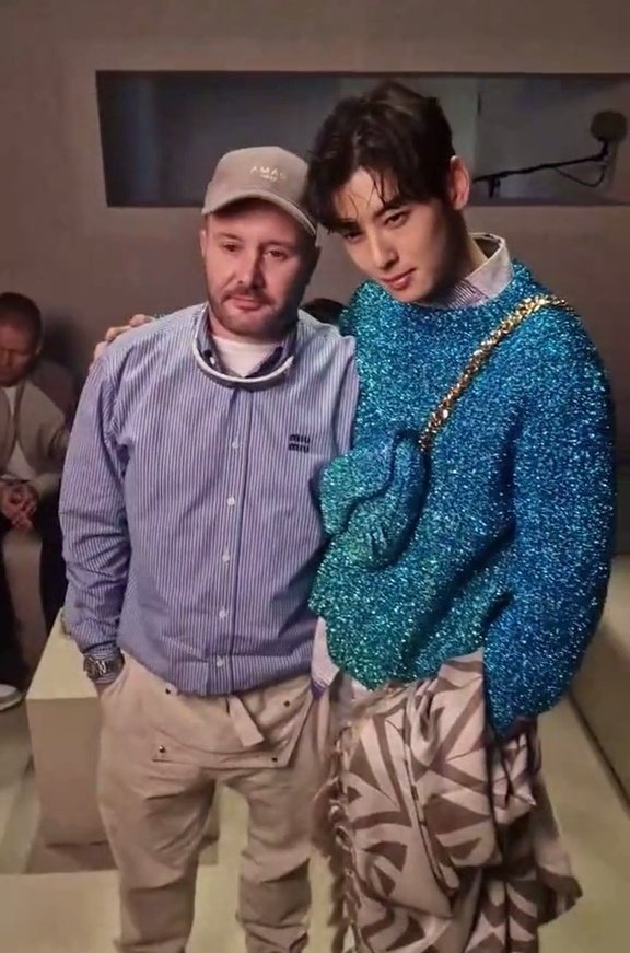 สามหนุ่มหล่อทะลุพีระมิด ! “ชาอึนอู” และ “เซฮุน” ได้กระทบไหล่ Robert Pattinson ที่งาน “Dior” สามหนุ่มหล่อทะลุพีระมิด ! “ชาอึนอู” และ “เซฮุน” ได้กระทบไหล่ Robert Pattinson ที่งาน “Dior”