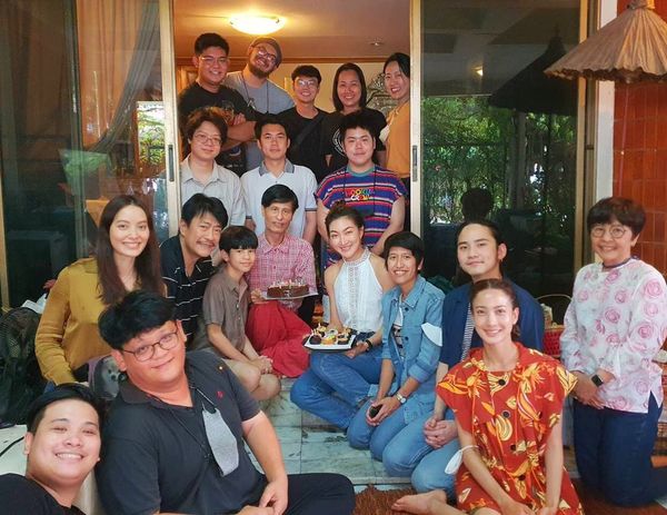ฉลองวันเกิดครบ 67 ปี “หม่อมน้อย-หม่อมหลวงพันธุ์เทวนพ เทวกุล” โดยมี แพนเค้ก-แต้ว นำทีมลูกศิษย์ในวงการร่วมอวยพรวันเกิดหม่อมน้อยที่บ้านพัก ฉลองวันเกิดครบ 67 ปี “หม่อมน้อย-หม่อมหลวงพันธุ์เทวนพ เทวกุล” โดยมี แพนเค้ก-แต้ว นำทีมลูกศิษย์ในวงการร่วมอวยพรวันเกิดหม่อมน้อยที่บ้านพัก