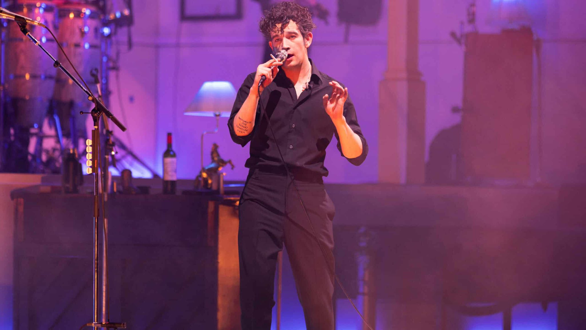 “The 1975”  โดนแบนในเทศกาลดนตรีที่มาเลเซีย หลังโชว์จูบมือเบสบนเวที  (มีคลิป) 