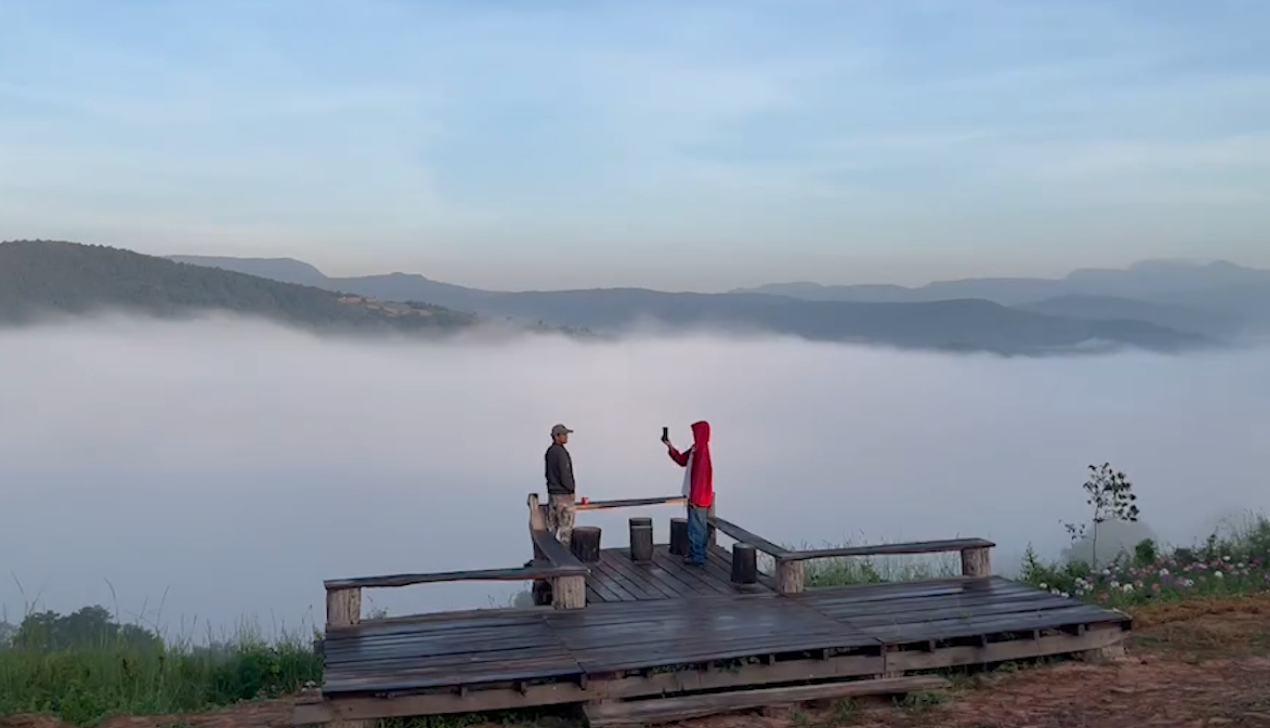 ‘ภูทอก’ ลานกางเต็นท์ใหม่บ้านนาแห้ว ชมทะเลหมอกขาวโพลน-วิวเขาเมืองลาว ‘ภูทอก’ ลานกางเต็นท์ใหม่บ้านนาแห้ว ชมทะเลหมอกขาวโพลน-วิวเขาเมืองลาว