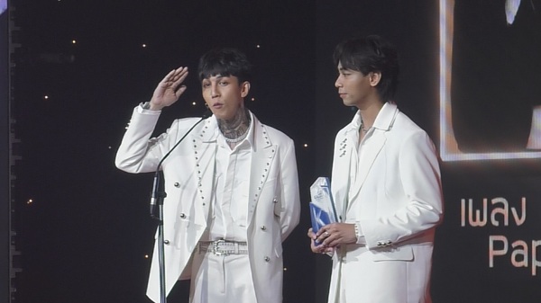 ร่างกายยังไม่เต็มร้อย “Paper Planes” เพิ่งหายไข้หวัดใหญ่สายพันธุ์ B    (มีคลิป)