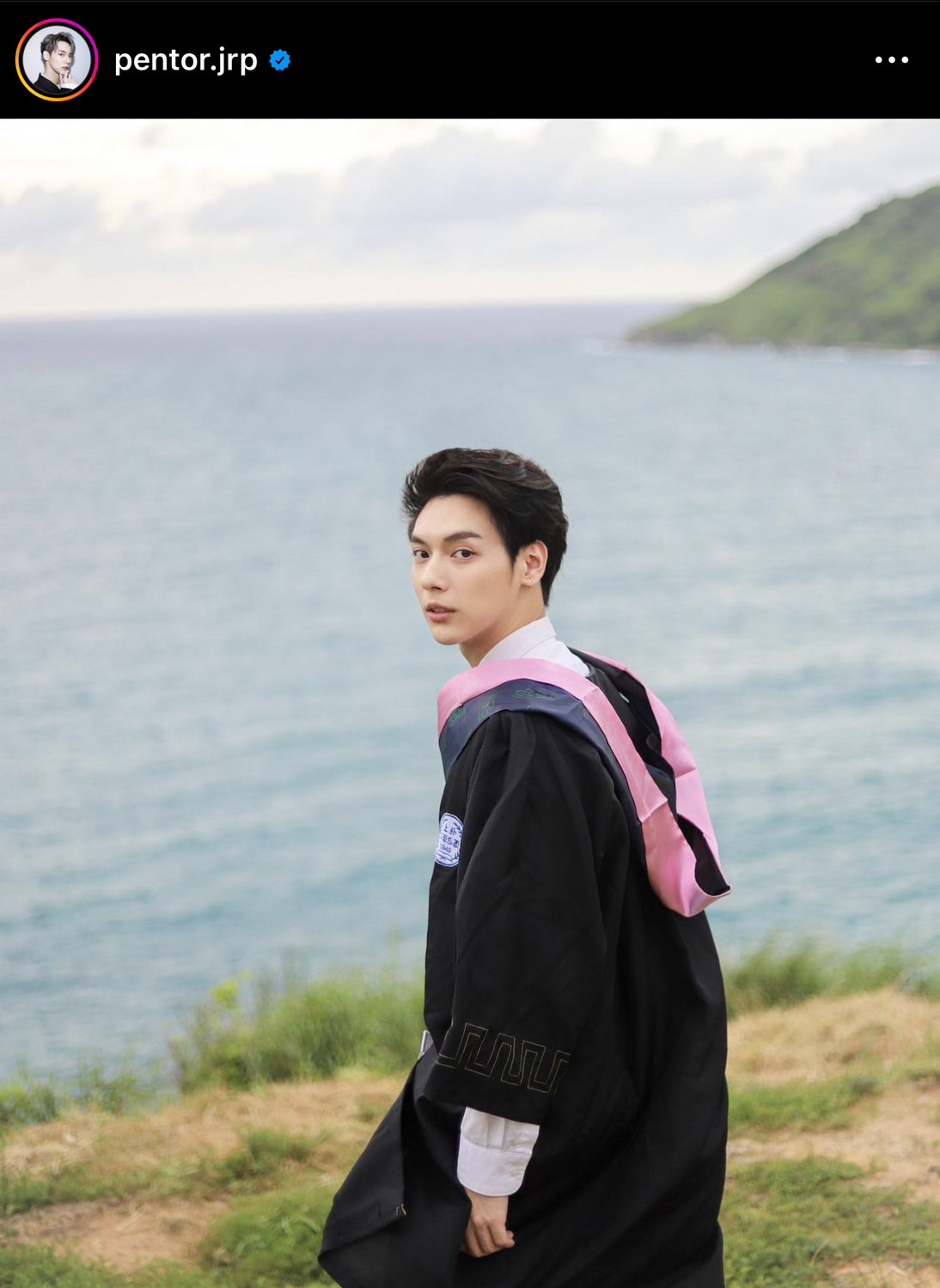 แฟนคลับแห่ยินดี เป็นต่อ จีรภัทร เรียนจบมหาวิทยาลัยชื่อดังของจีนแล้ว พร้อมคว้า 2 รางวัลเรียนดีมาชื่นชม แฟนคลับแห่ยินดี เป็นต่อ จีรภัทร เรียนจบมหาวิทยาลัยชื่อดังของจีนแล้ว พร้อมคว้า 2 รางวัลเรียนดีมาชื่นชม