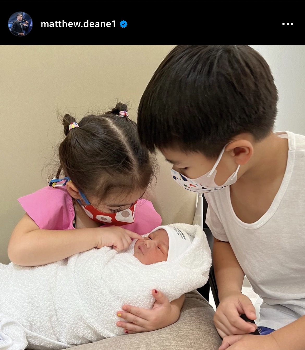 แมทธิว โพสต์ภาพแซว ลูกสาวหลัง น้อง เดมี่-ดีแลน เริ่มทำหน้าที่พี่สาวพี่ชายแล้ว!