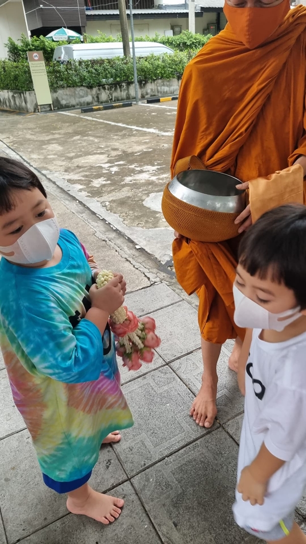 คนบันเทิง ร่วมทำบุญตักบาตร ในวันอาสาฬหบูชา ในยุคโควิดระบาด