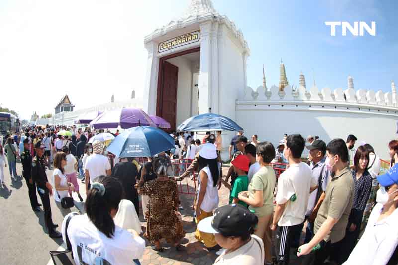 นทท.ไหว้พระวันขึ้นปีใหม่ ศาลหลักเมือง วัดพระแก้ว วัดโพธิ์ คึกคัก นทท.ไหว้พระวันขึ้นปีใหม่ ศาลหลักเมือง วัดพระแก้ว วัดโพธิ์ คึกคัก