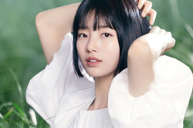 ยินดีต้อนรับ ‘ซูจี’!! นางเอกซีรีส์ Vagabond สาดออร่าขาววิงค์ที่สนามบินไทย