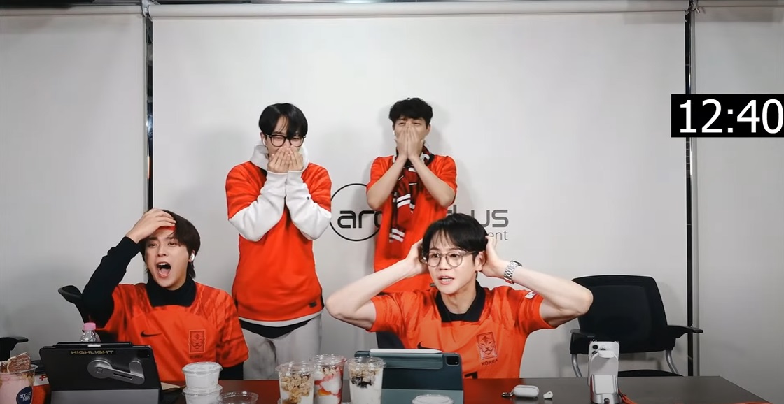 ให้ภาพเล่าเรื่อง! ชมลีลา 4 หนุ่มวง HIGHLIGHT เชียร์ทีมชาติเกาหลีใต้สู้ศึกฟุตบอลโลก ให้ภาพเล่าเรื่อง! ชมลีลา 4 หนุ่มวง HIGHLIGHT เชียร์ทีมชาติเกาหลีใต้สู้ศึกฟุตบอลโลก