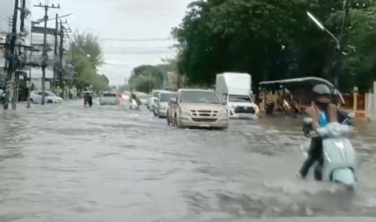 ฝนถล่ม! น้ำท่วมเมืองอุดรธานี เขตเทศบาลจมเกือบทุกสาย ฝนถล่ม! น้ำท่วมเมืองอุดรธานี เขตเทศบาลจมเกือบทุกสาย
