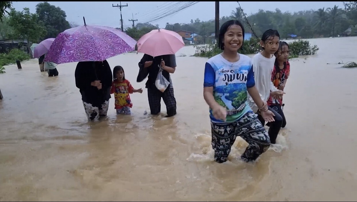 จ.สงขลา ท่วมแล้ว 7 อำเภอ แนวเขาน้ำป่าทะลักหนักสุด จ.สงขลา ท่วมแล้ว 7 อำเภอ แนวเขาน้ำป่าทะลักหนักสุด