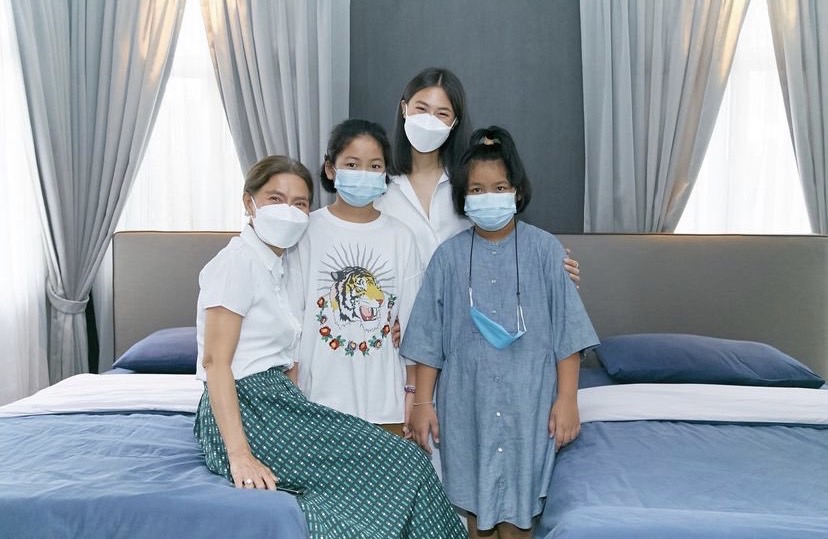 น้องกระปุก-น้องออมสิน ที่เสียแม่จากโควิด ย้ายอยู่ครอบครัวใหม่ เอ๋ ชนม์สวัสดิ์-ตู่ อุปถัมภ์