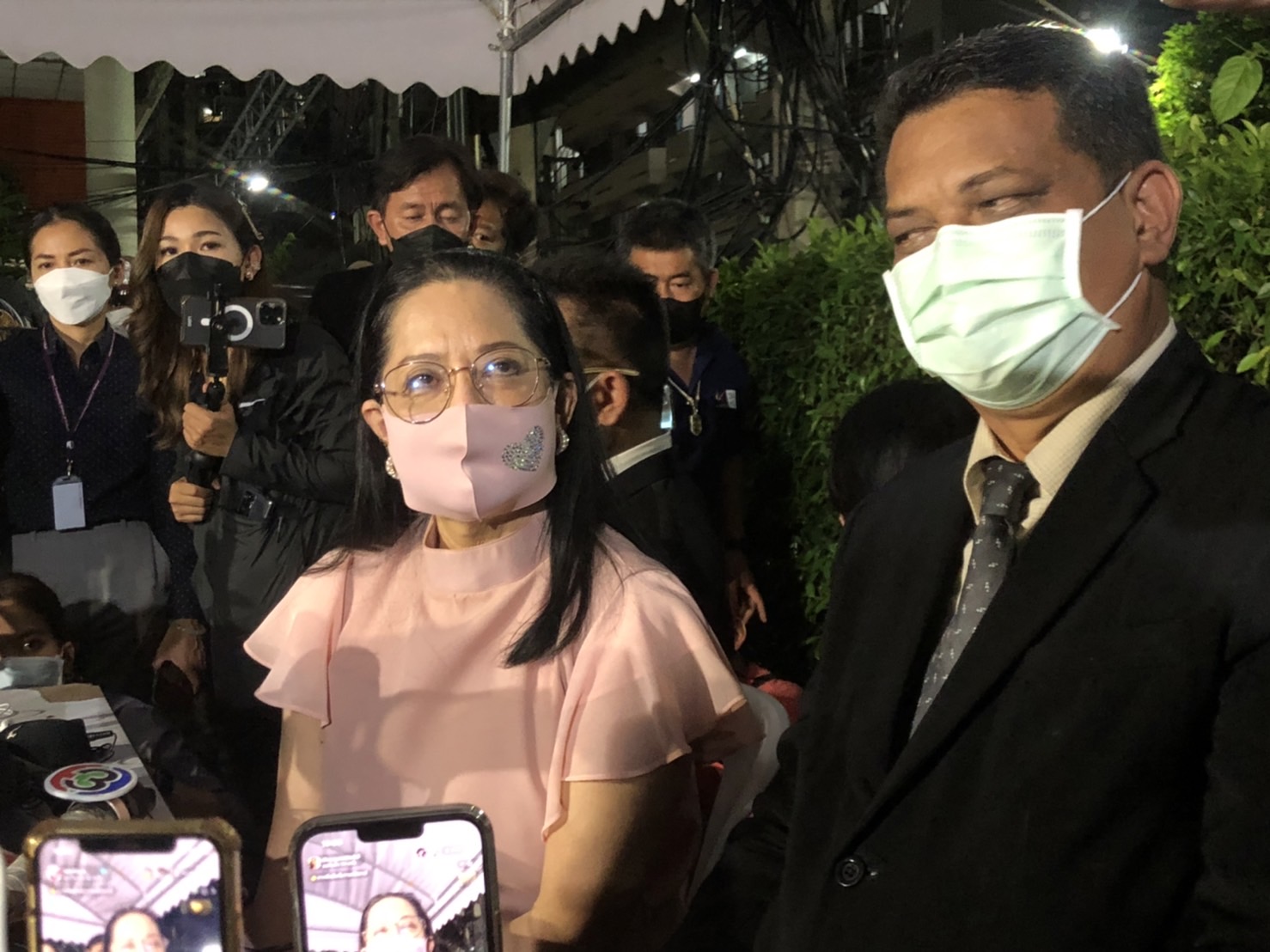 คุณแม่ภนิดา-ทนาย ย้ายร่าง แตงโม ผ่าพิสูจน์รอบ 2 เผย ติดใจบาดแผล 8 จุดบนร่าง คุณแม่ภนิดา-ทนาย ย้ายร่าง แตงโม ผ่าพิสูจน์รอบ 2 เผย ติดใจบาดแผล 8 จุดบนร่าง