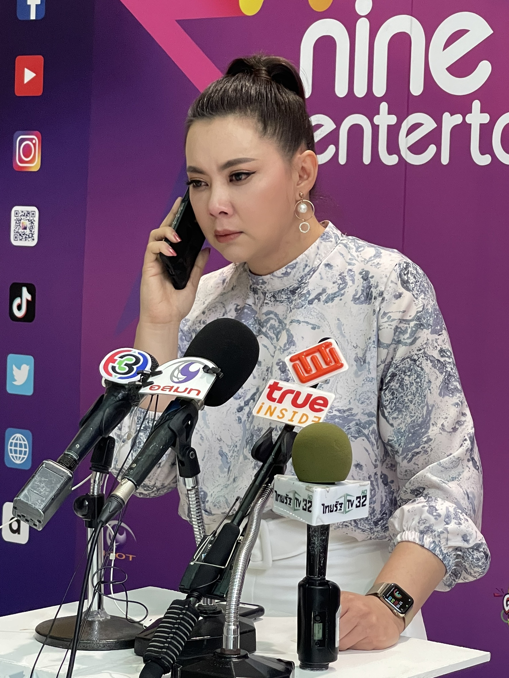 บุ๋ม ปนัดดา ตั้งโต๊ะแถลงทั้งน้ำตาขอโทษ จั๊กจั่น ปมเสนอข่าวดาราสองโลก บุ๋ม ปนัดดา ตั้งโต๊ะแถลงทั้งน้ำตาขอโทษ จั๊กจั่น ปมเสนอข่าวดาราสองโลก