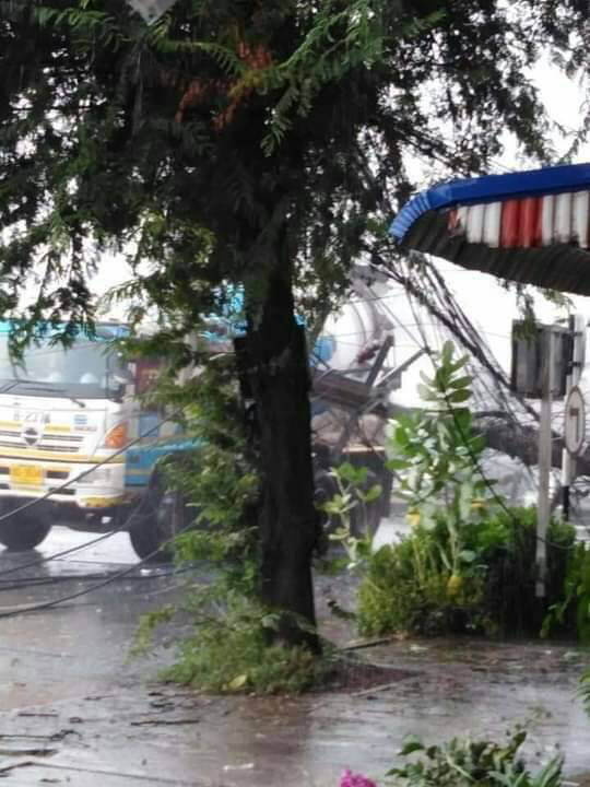 ฝนถล่มหนัก เสาไฟล้มระเนระนาด ทับรถหลายคัน! ฝนถล่มหนัก เสาไฟล้มระเนระนาด ทับรถหลายคัน!