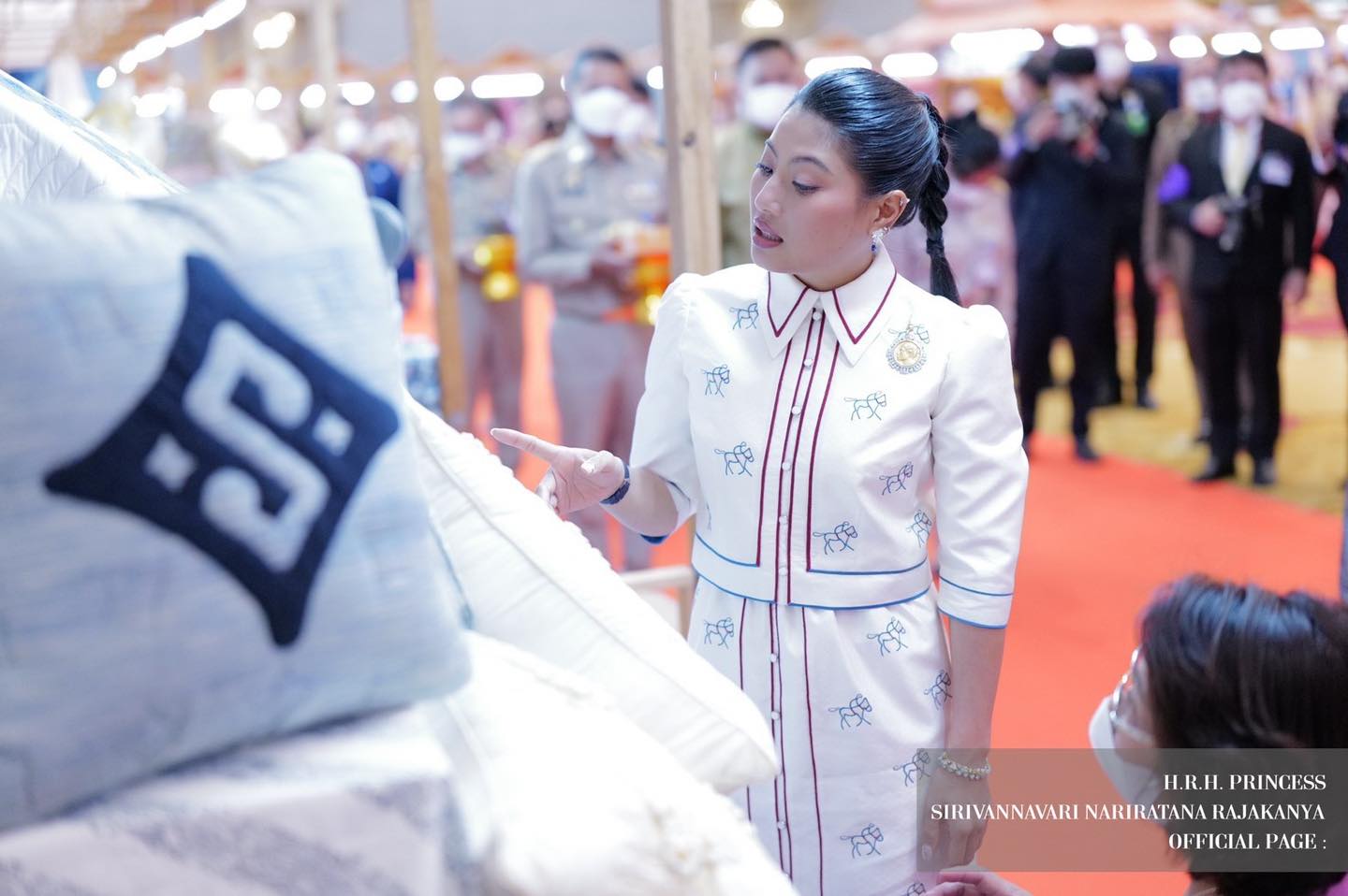 เจ้าฟ้าสิริวัณณวรี เสด็จไปทอดพระเนตรการจัดแสดงและจำหน่ายผลิตภัณฑ์ผ้าและงานหัตกรรมภาคกลาง