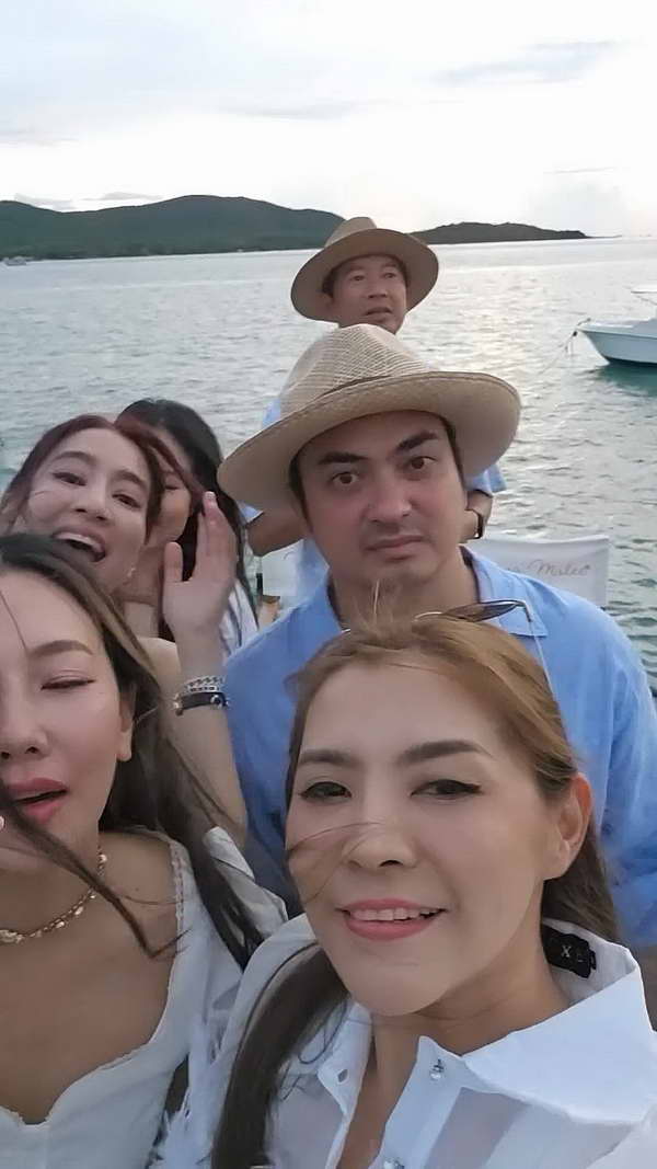 ปูไข่ พงษ์สิรี-เจี๊ยบ ชมพูนุช จัดงานแต่งเรียบง่ายริมทะเล แต่โรแมนติกสุดๆ ปูไข่ พงษ์สิรี-เจี๊ยบ ชมพูนุช จัดงานแต่งเรียบง่ายริมทะเล แต่โรแมนติกสุดๆ