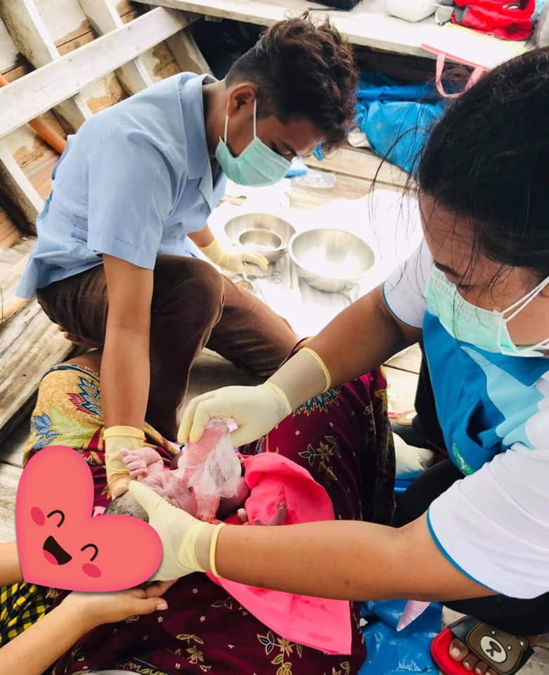 นาทีบีบหัวใจ! หมอน้อยเกาะบุโหลนทำคลอดหญิงท้องแก่บนเรือหางยาวกลางทะเลหน้ามรสุม นาทีบีบหัวใจ! หมอน้อยเกาะบุโหลนทำคลอดหญิงท้องแก่บนเรือหางยาวกลางทะเลหน้ามรสุม