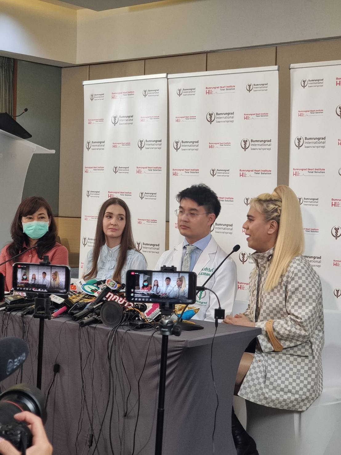 พ้นวิกฤต สื่อสารได้ ครอบครัว เอส กันตพงศ์ ตั้งโต๊ะแถลงอาการล่าสุดพร้อมทีมแพทย์ 