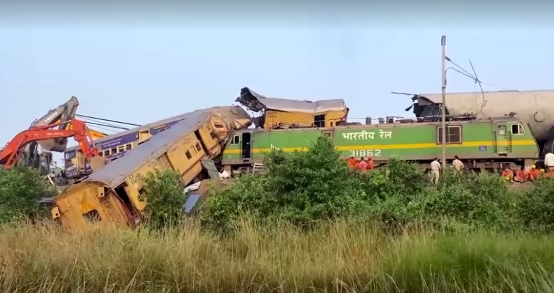 รถไฟโดยสาร 2 ขบวนพุ่งชนกันจนกระเด็นตกราง เสียชีวิต-บาดเจ็บจำนวนมาก รถไฟโดยสาร 2 ขบวนพุ่งชนกันจนกระเด็นตกราง เสียชีวิต-บาดเจ็บจำนวนมาก