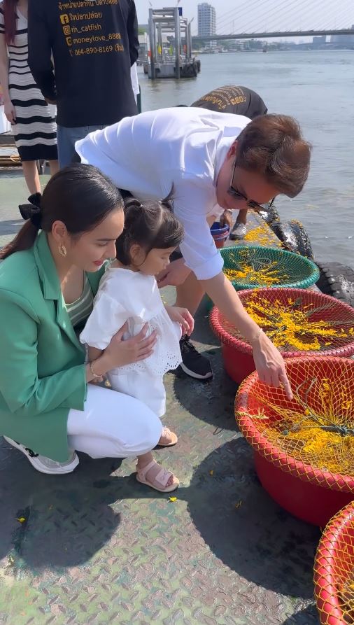 หยาดทิพย์ เผยภาพพาลูกสาวและสามี เมฆ รามา ทำบุญปล่อยปลา