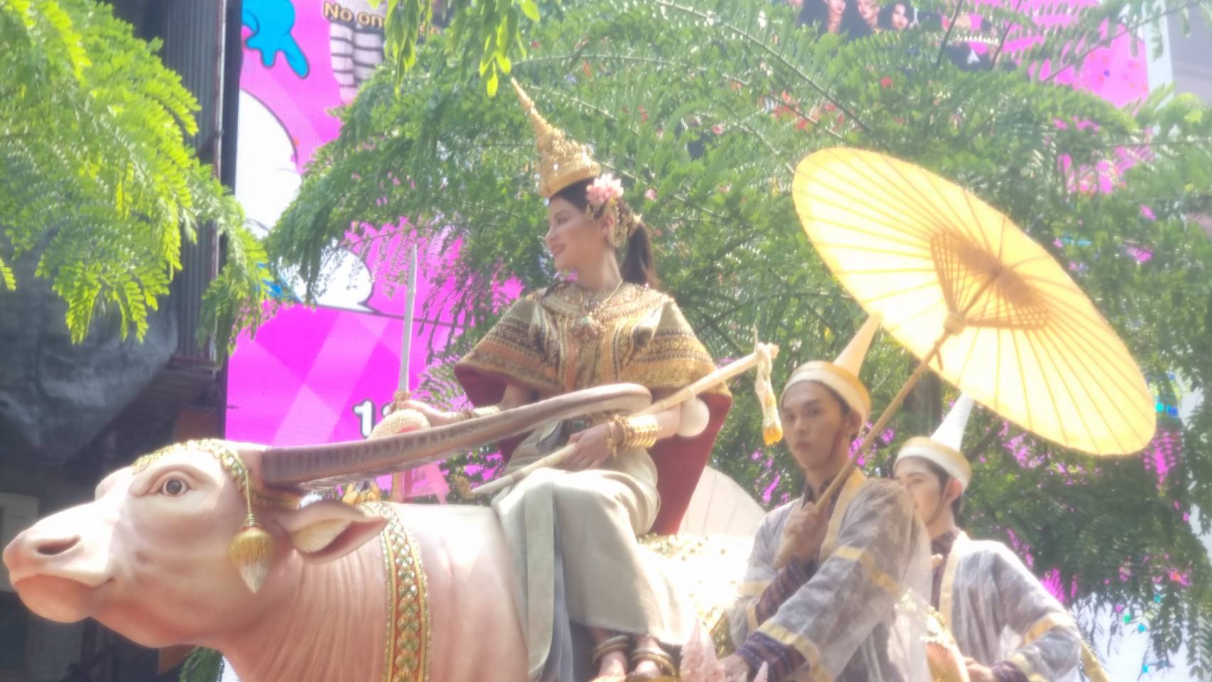 สงกรานต์สยามสุดคึกคัก!! ใบเฟิร์น ร่วมขบวนแห่เป็นนางสงกรานต์ 