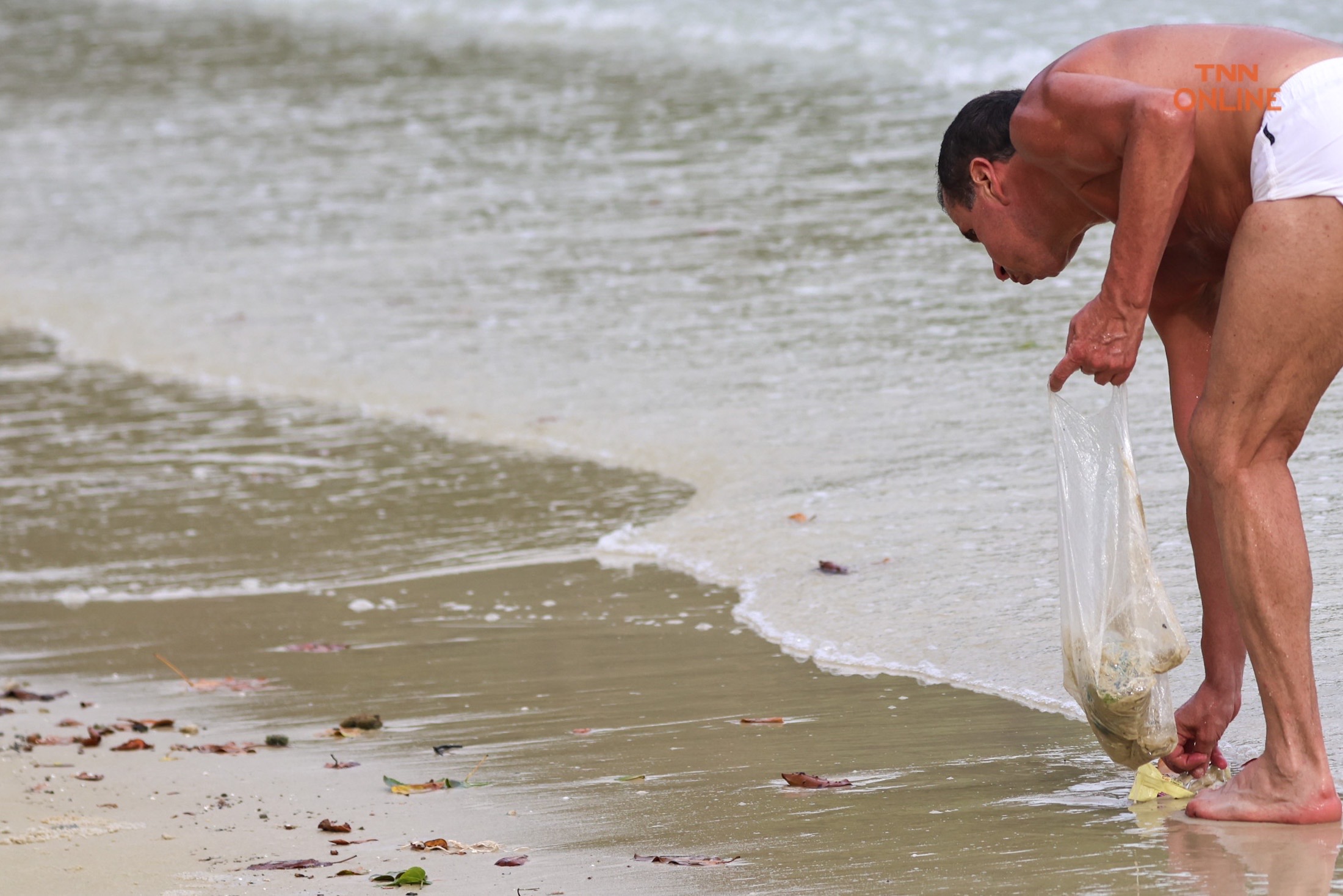 ประมวลภาพ นทท. เก็บขยะริมหาดทรายแก้วรักษาธรรมชาติแหล่งท่องเที่ยว