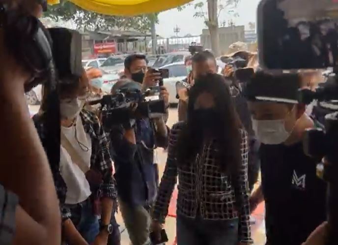 แซน วิศาพัช เข้ารายงานตัวครั้งแรก คดีแตงโม