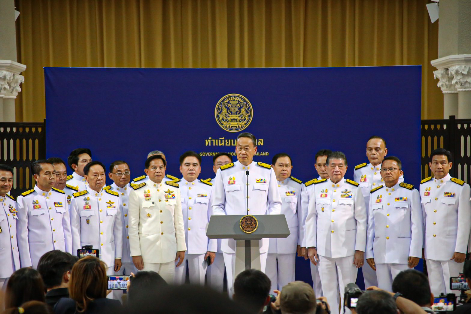 ประมวลภาพ นายกฯ นำครม.ชุดใหม่ถวายสัตย์ปฏิญาณตน-ถ่ายรูปหมู่