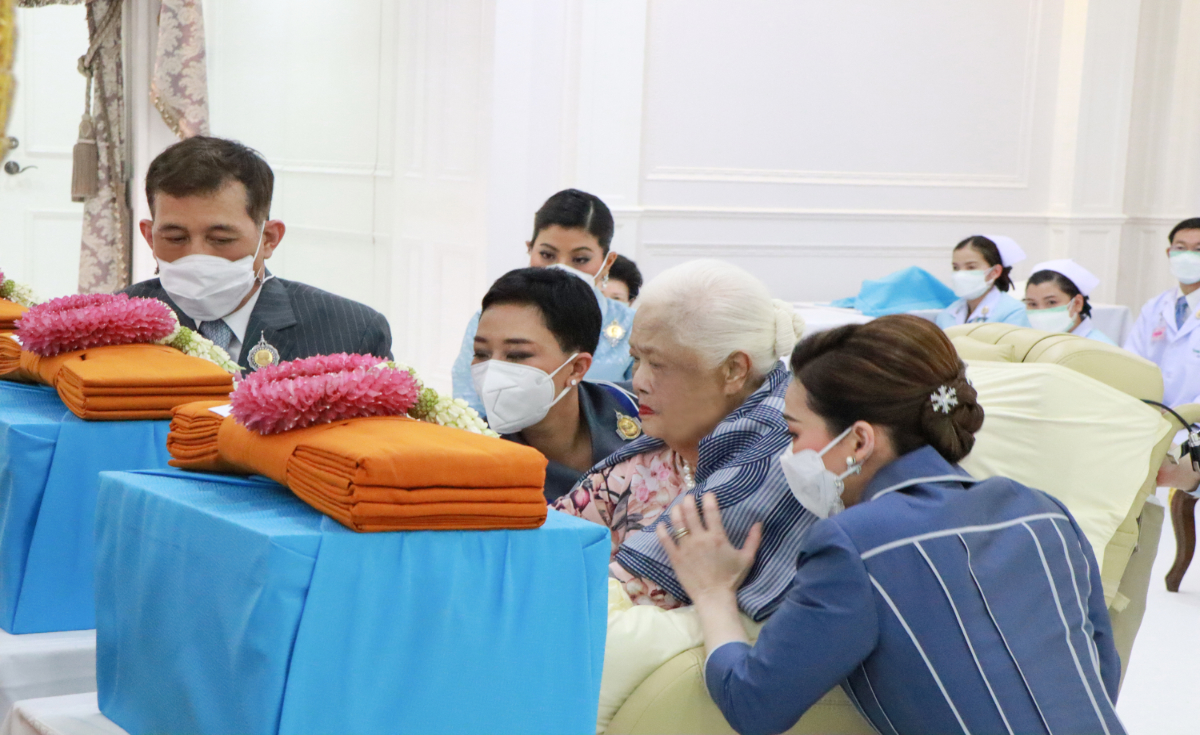 ในหลวง -พระราชินี เสด็จฯเฝ้าสมเด็จพระพันปีหลวง เนื่องในวันพระราชสมภพ 90 พรรษา