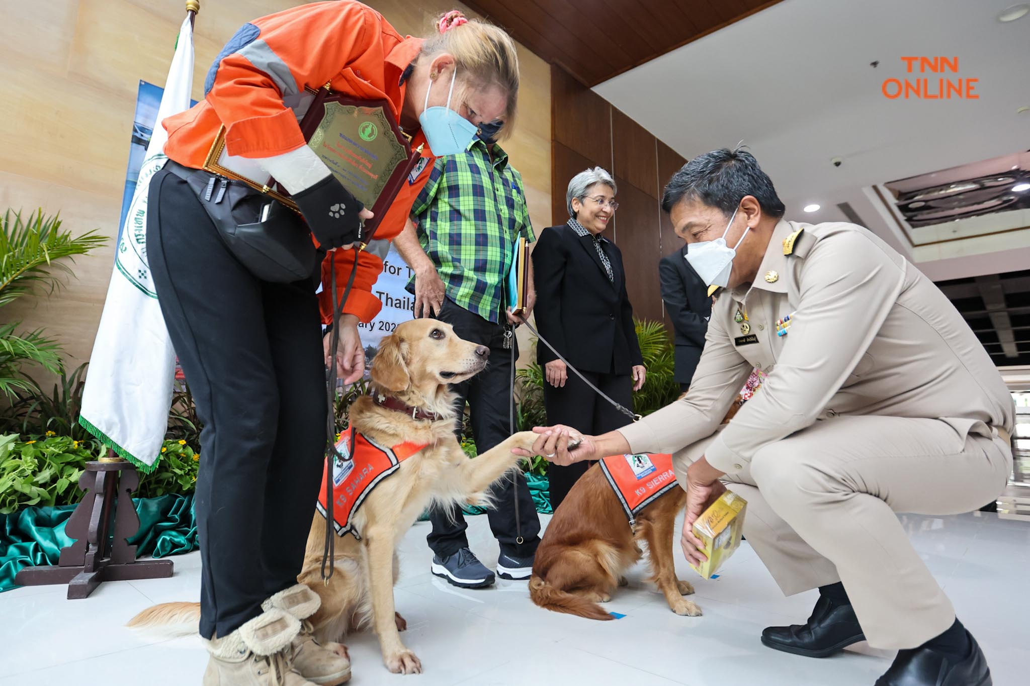 อวดความน่ารัก เซียร่า-ซาฮาร่า  ชุดปฎิบัติงานทีม USAR Thailand เข้าพบผู้ว่า กทม.