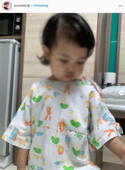 ลูกสาว หนุ่ม กะลา พบเชื้อโควิด-19 มีไข้สูงมาก แต่อาการดีขึ้นบ้างแล้ว