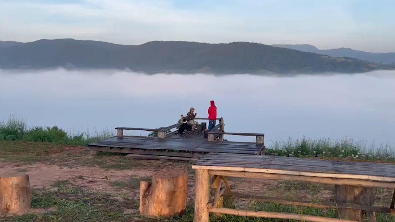 ‘ภูทอก’ ลานกางเต็นท์ใหม่บ้านนาแห้ว ชมทะเลหมอกขาวโพลน-วิวเขาเมืองลาว ‘ภูทอก’ ลานกางเต็นท์ใหม่บ้านนาแห้ว ชมทะเลหมอกขาวโพลน-วิวเขาเมืองลาว