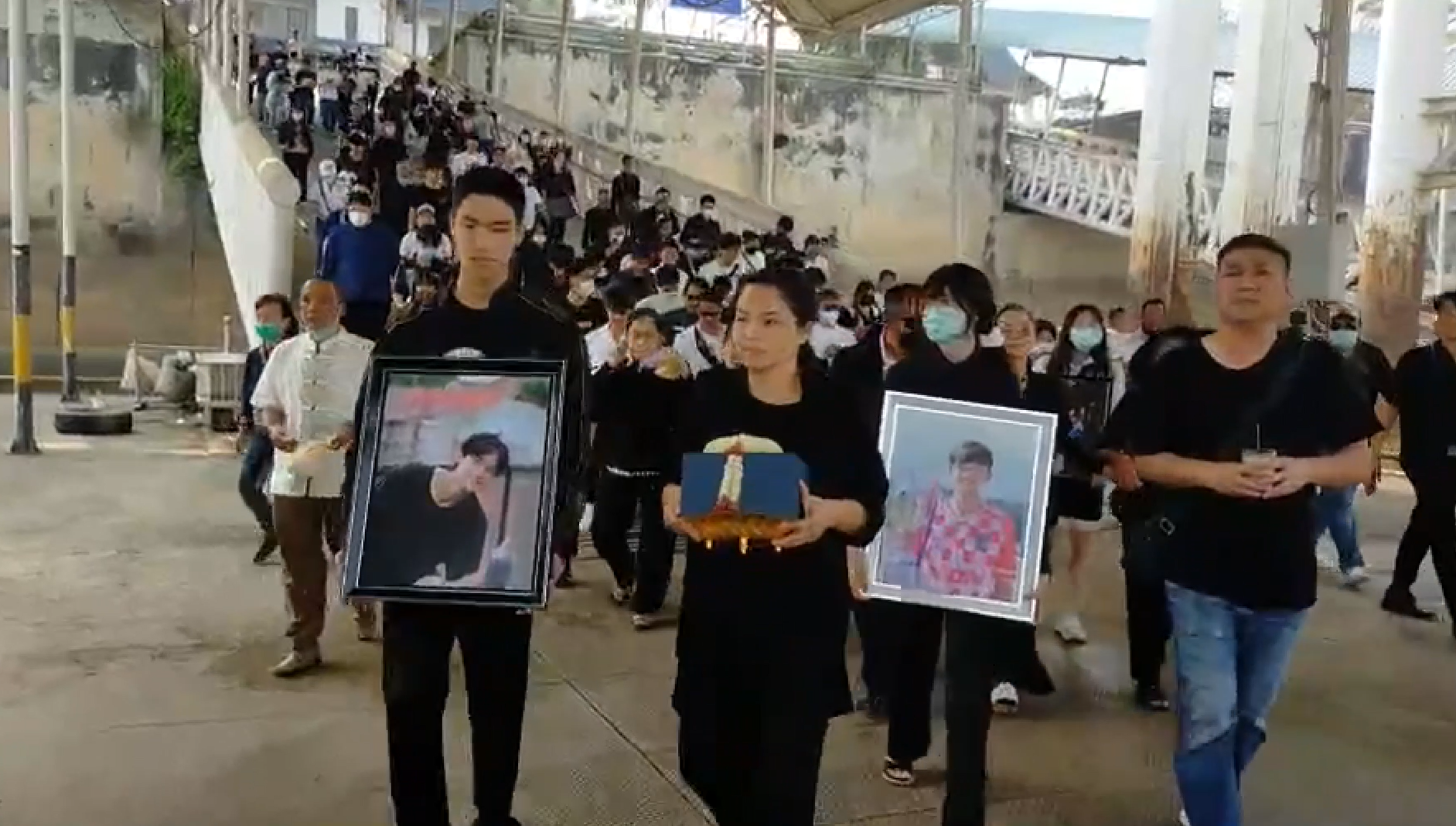 เปิดภาพครอบครัวลอยอังคาร น้องดอม 12 หมู่ป่าร่วมด้วย