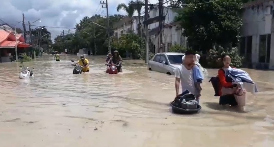 ฝนถล่มซ้ำระยองน้ำสูงขึ้นต่อเนื่องบางจุด 3 เมตร ปชช.เร่งอพยพของหนี