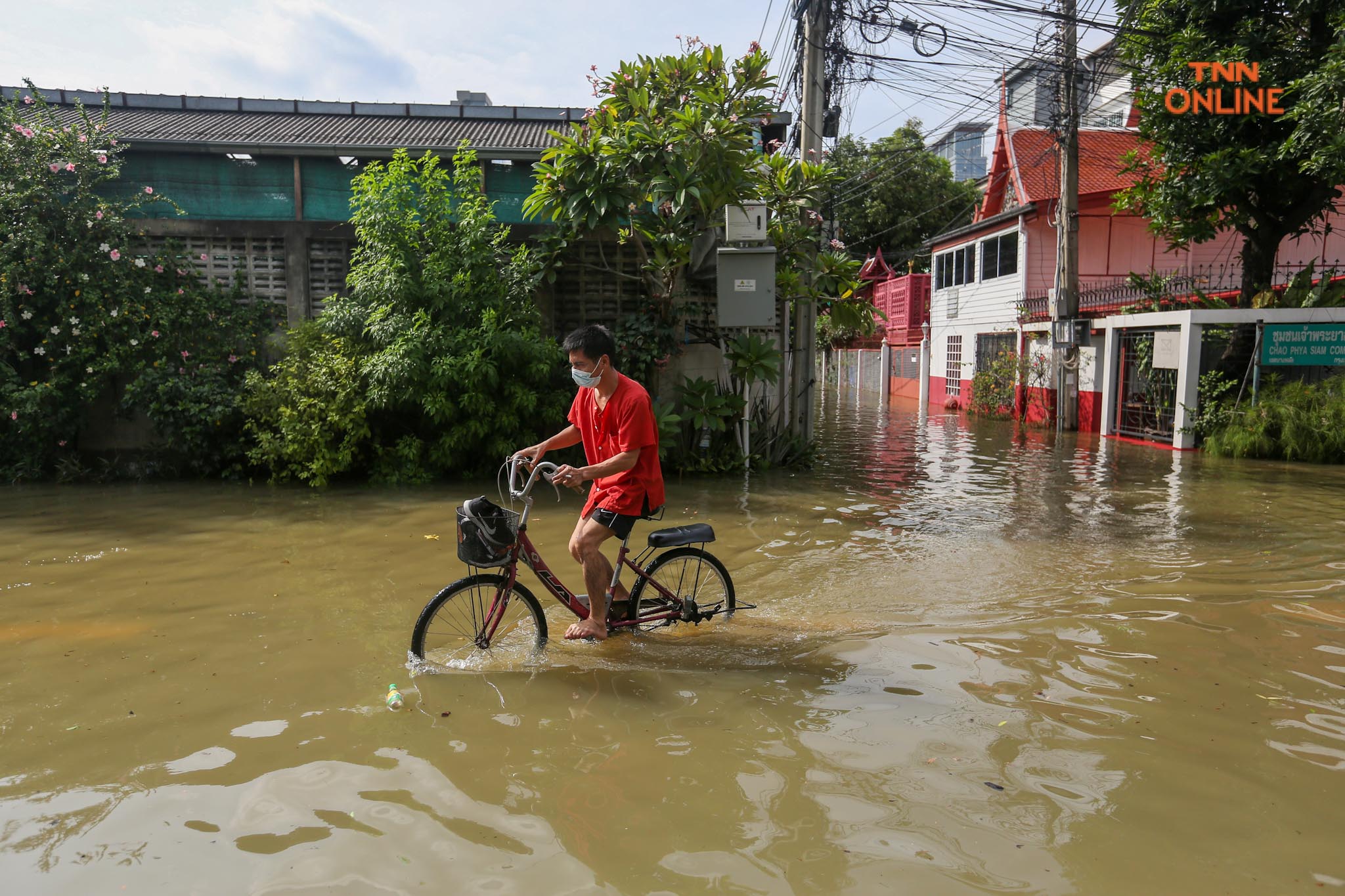 ประมวลภาพ พนังกั้นน้ำใต้สะพานซังฮี้แตกน้ำล้นท่วมผิวจราจร 