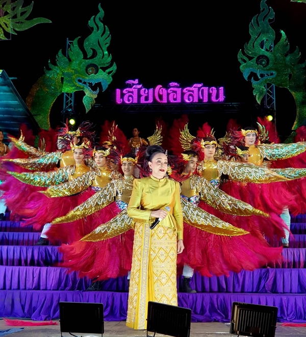 ไม่ถอย!! แม่นกน้อย อุไรพร วงเสียงอิสานส่งต่อให้ทายาทรุ่นใหม่ ไม่ถอย!! แม่นกน้อย อุไรพร วงเสียงอิสานส่งต่อให้ทายาทรุ่นใหม่