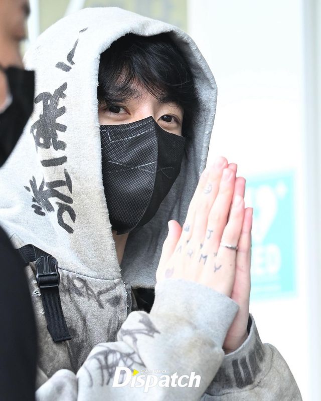 เกินควบคุม!! แฟนคลับสาวฝ่าที่กั้นพุ่งเข้าหา ‘จองกุก BTS’ ที่สนามบินอีกครั้ง เกินควบคุม!! แฟนคลับสาวฝ่าที่กั้นพุ่งเข้าหา ‘จองกุก BTS’ ที่สนามบินอีกครั้ง