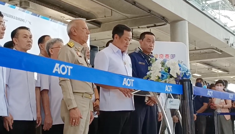 นักท่องเที่ยวจีนกลุ่มแรกเดินทางถึงไทยแล้ว อนุทินปลื้มรอต้อนรับด้วยตัวเอง นักท่องเที่ยวจีนกลุ่มแรกเดินทางถึงไทยแล้ว อนุทินปลื้มรอต้อนรับด้วยตัวเอง