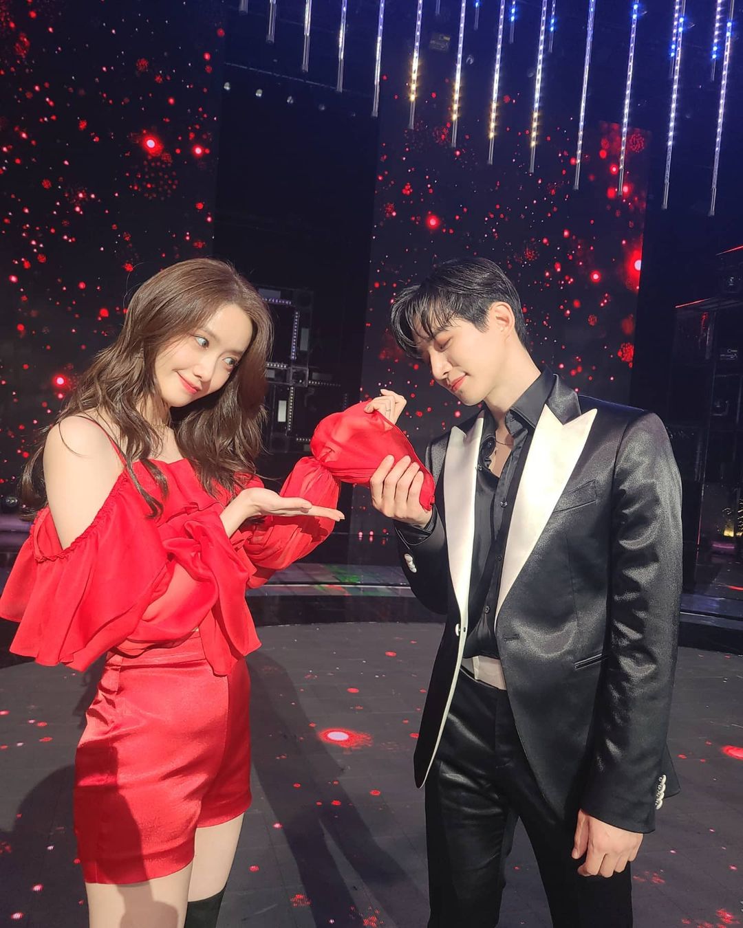 'จุนโฮ - ยุนอา'!! เสิร์ฟความหวาน อวยพรวาเลนไทน์จากกองถ่าย King the Land