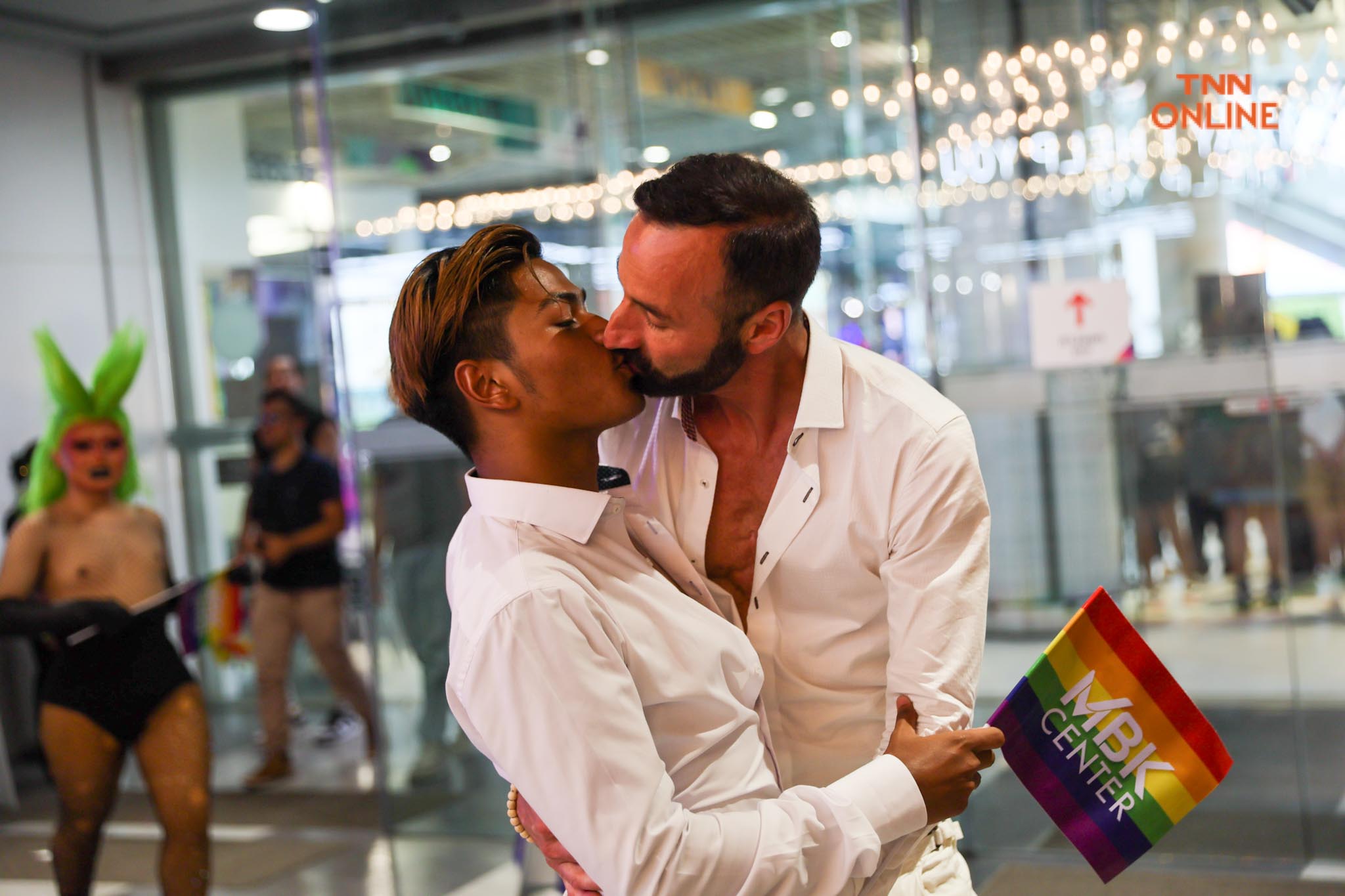 ครั้งแรกกับ DRAG PRIDE แฟชั่นโชว์บน Runway ยาวกว่า 700 เมตร ครั้งแรกกับ DRAG PRIDE แฟชั่นโชว์บน Runway ยาวกว่า 700 เมตร