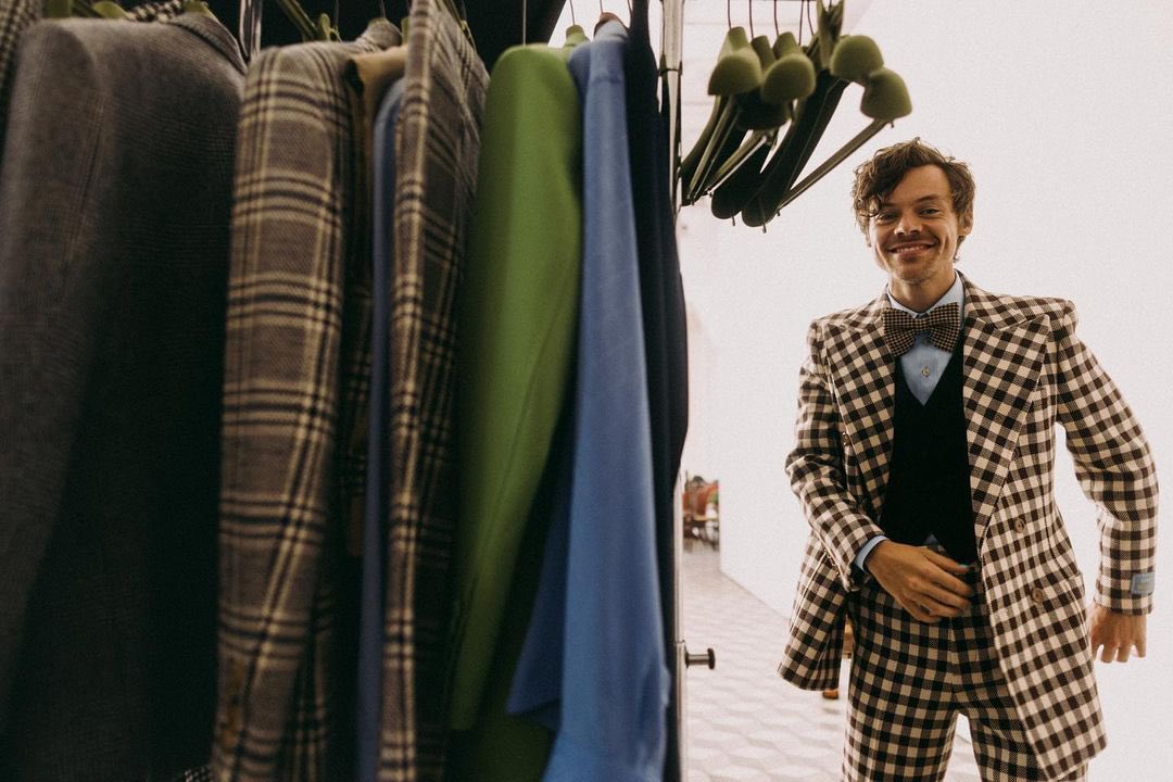 Harry Styles เดินทางถึงประเทศไทยแล้ว แฟนๆ เซอร์ไพรส์เจอยืนซื้อน้ำมะพร้าว