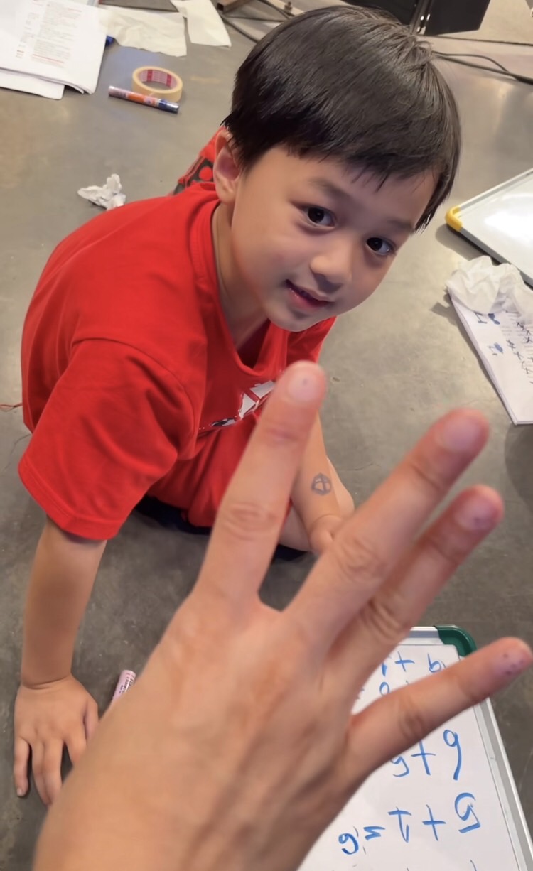 ว่าที่ท่านประธาน น้องพายุ ลูกชาย ชมพู่-น็อต โชว์คิดเลขเร็ว ฉายแววอัจฉริยะตั้งแต่เด็ก 