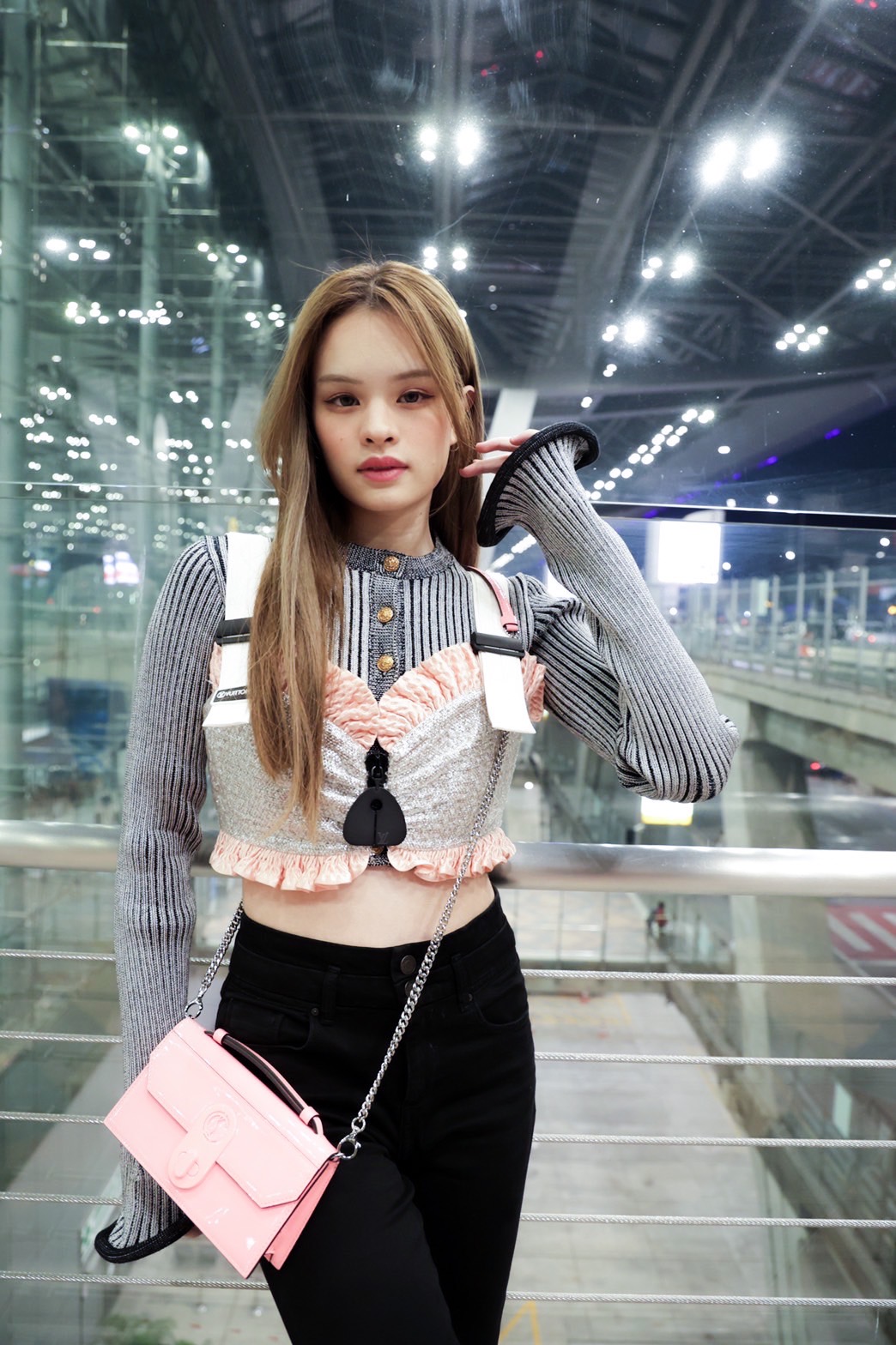 ส่องแอร์พอร์ตลุค!! แอลลี่ ก่อนลัดฟ้าสู่กรุงปารีส ส่องแอร์พอร์ตลุค!! แอลลี่ ก่อนลัดฟ้าสู่กรุงปารีส