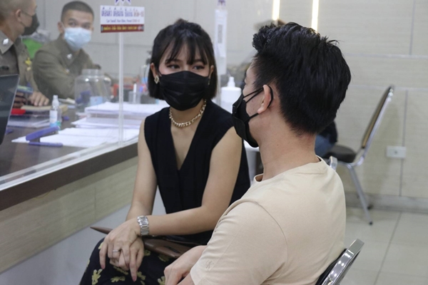 ฟลุค จิระ - แอปเปิ้้ล เข้าแจ้งความ หลังถูกมิจฉาชีพอ้างชื่อปล่อยเงินกู้