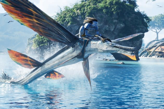 เร็วสุดของปีนี้!! 'Avatar 2’ โกยรายได้ทะลุพันล้านดอลลาร์ใน 14 วัน เร็วสุดของปีนี้!! 'Avatar 2’ โกยรายได้ทะลุพันล้านดอลลาร์ใน 14 วัน