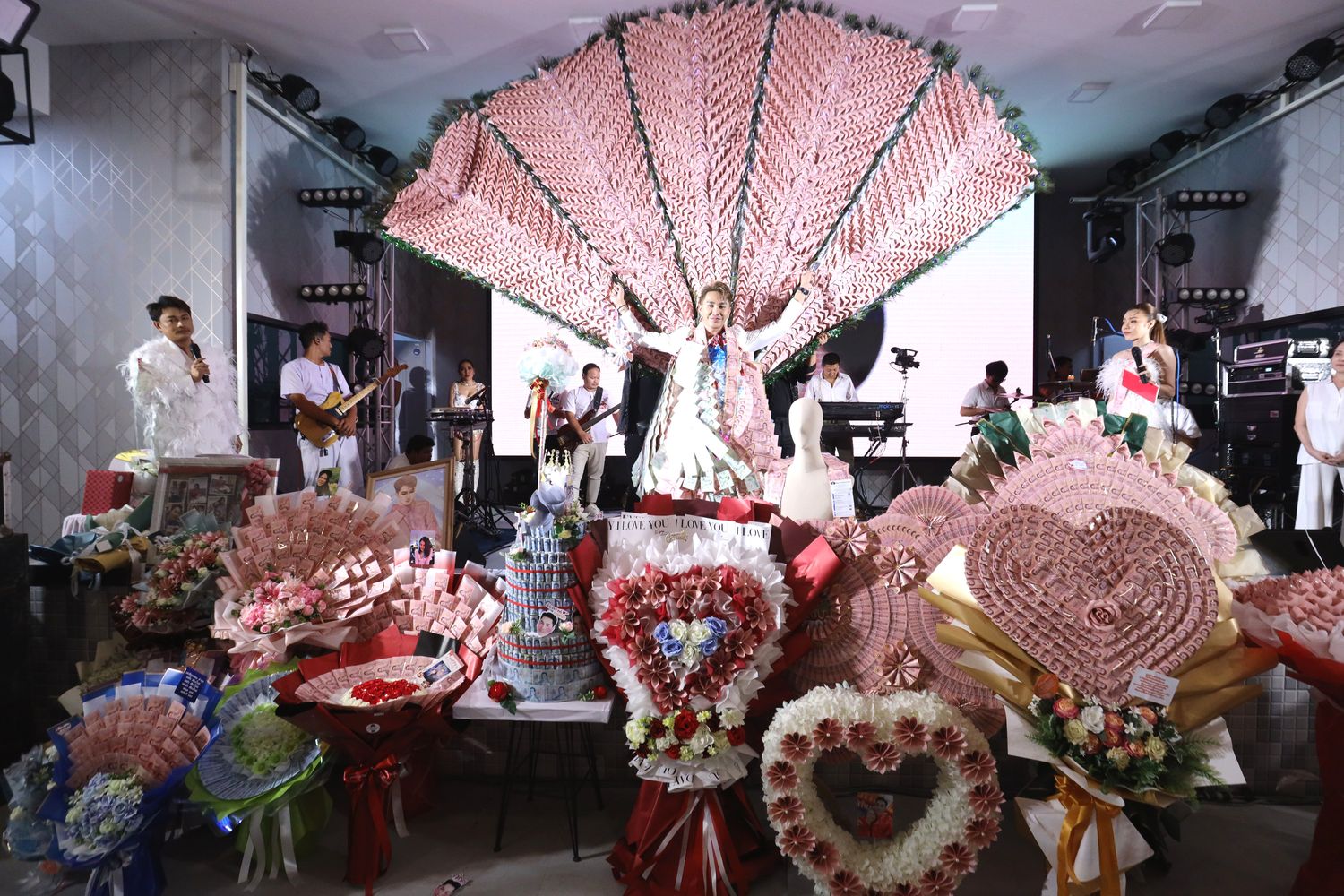 แฟนคลับ ตรี ชัยณรงค์ เปย์หนัก! มอบปีกมาลัยเงินล้าน ฉลองวันเกิดอายุครบ 36 ปี แฟนคลับ ตรี ชัยณรงค์ เปย์หนัก! มอบปีกมาลัยเงินล้าน ฉลองวันเกิดอายุครบ 36 ปี