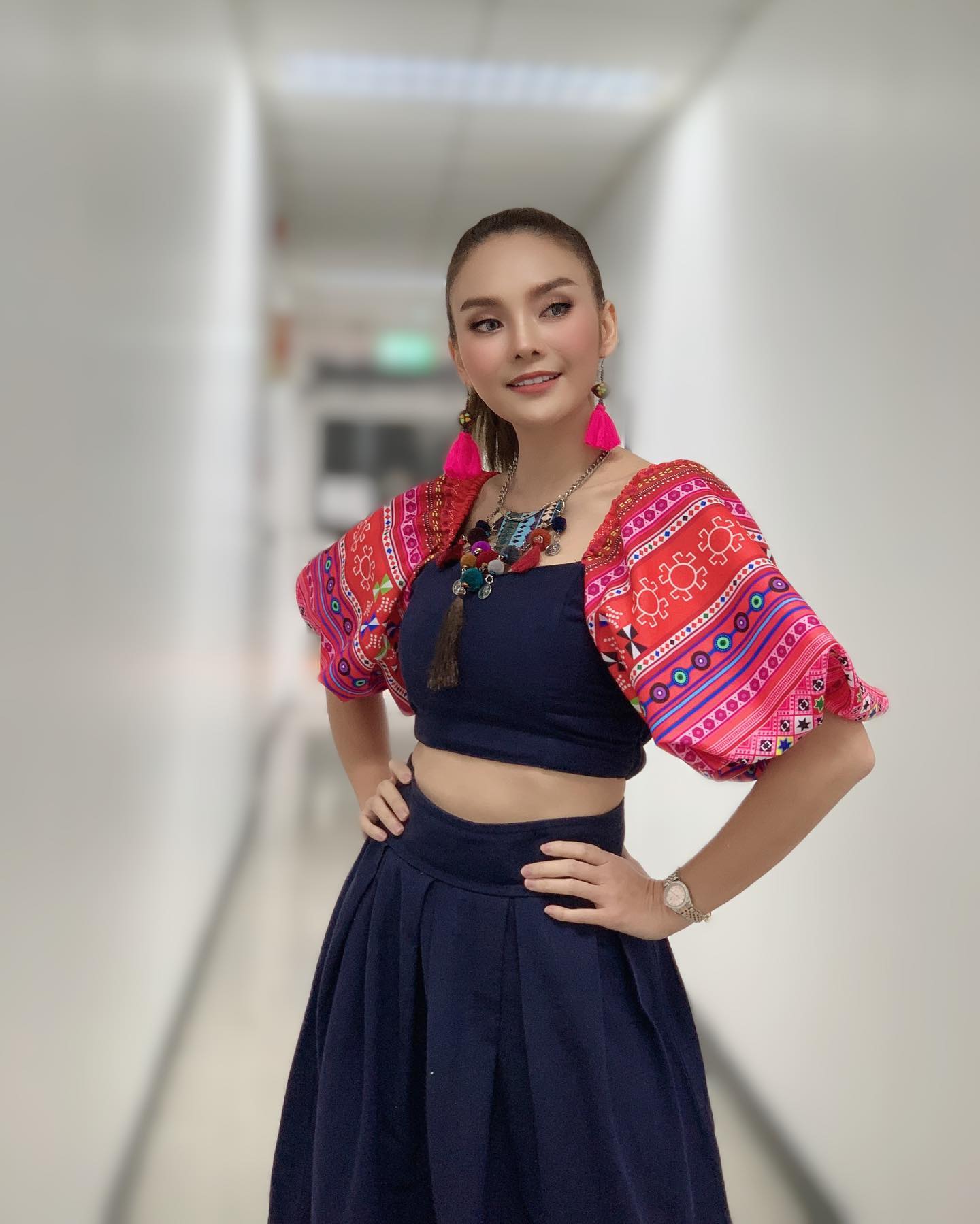 หลิว อาจารียา แจงดราม่าอุ้มสุนัขใส่บาตร ผิดหรือไม่?!