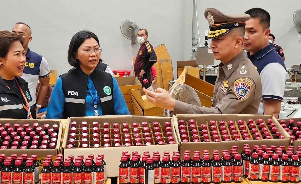 ตำรวจ ร่วม อย.บุกโรงงานผลิตยาแก้ไอปลอม มูลค่าเสียหาย 50 ล้านบาท ตำรวจ ร่วม อย.บุกโรงงานผลิตยาแก้ไอปลอม มูลค่าเสียหาย 50 ล้านบาท